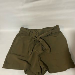 Green dress shorts with tie detail! By:a new day! Tie belt! Soft material! sizeM